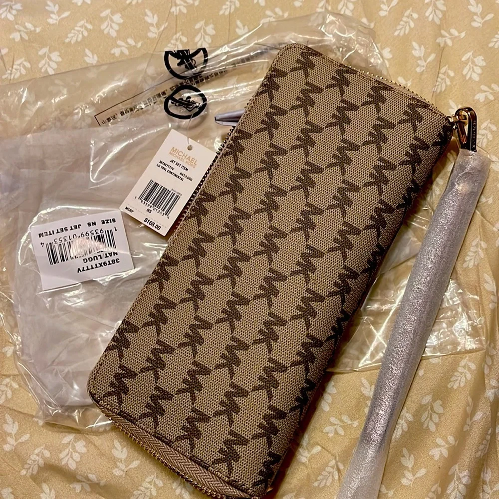 Michael Kors Jet Set Item